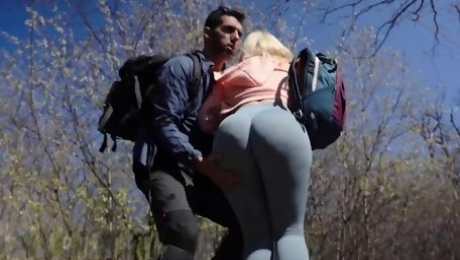 Dude carries his thicc lover to the forest and fucks her there