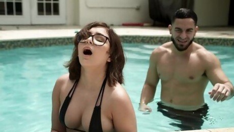 Kinky fun in the pool leads to sex with horny Leana Lovings