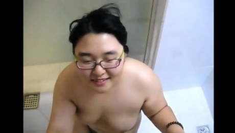 Chubby Korean GF's golden shower