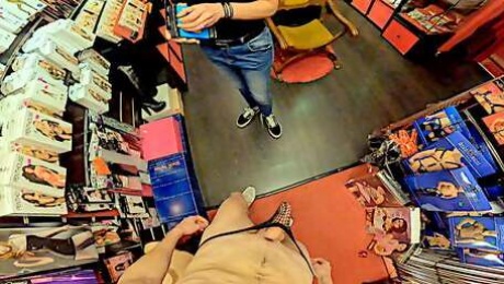 SEXYSHOP DONNADIKUORI: I show my hard cock to the saleswoman of the shop