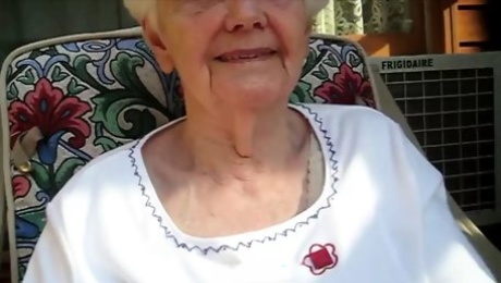 GRANNY MAKES FUNNY FUCKING FACES!