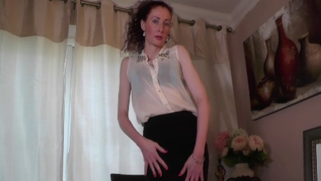 MILF slut pleasures herself using a dildo and some oil